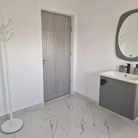 Apartment Traflor Termhouse Grayscale