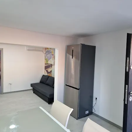 Traflor Termhouse Grayscale Apartment *